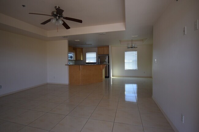 Building Photo - 1402 W Carmen Ave