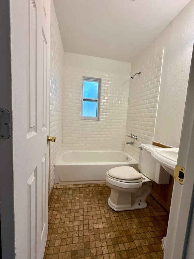 Building Photo - Great 3 Bedroom for rent! Reasonable Rent!