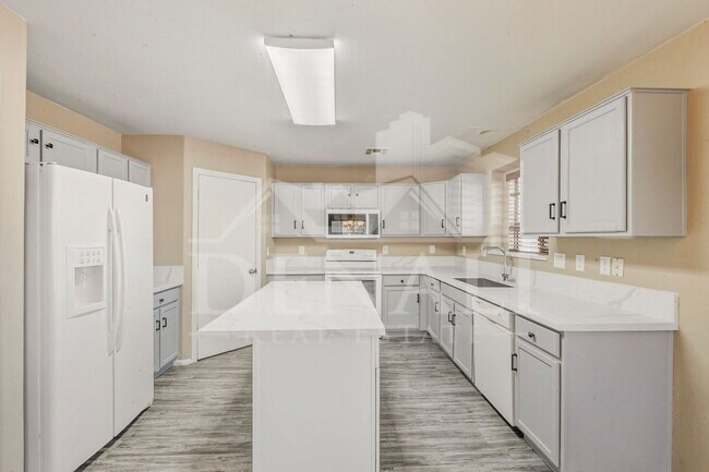 Building Photo - 1090 E Taylor Trail
