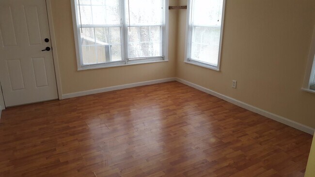 Building Photo - 113 Benton St