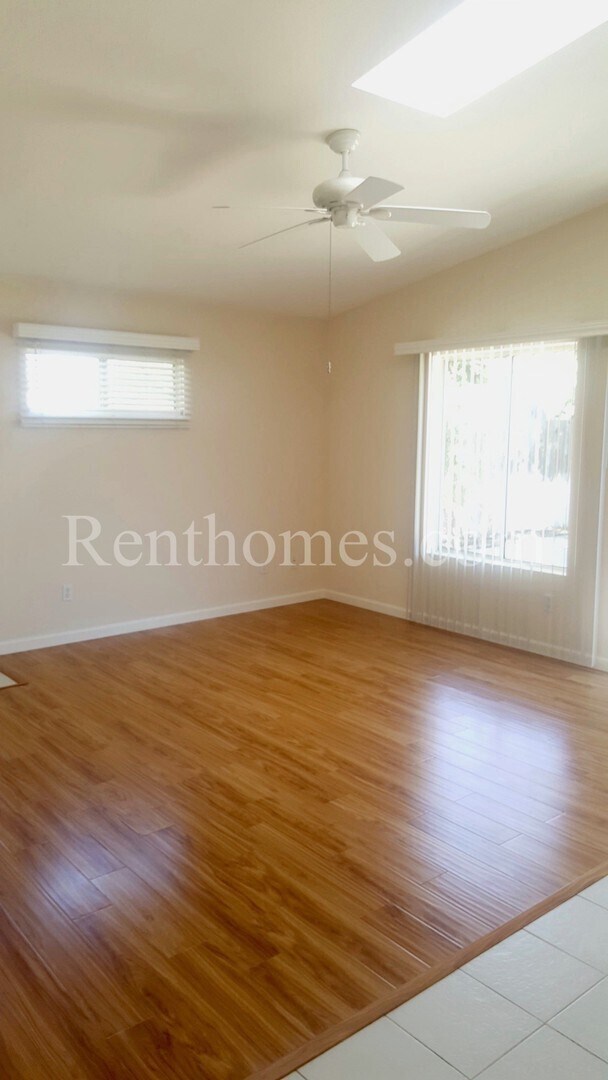 Building Photo - 10019 Knight Dr