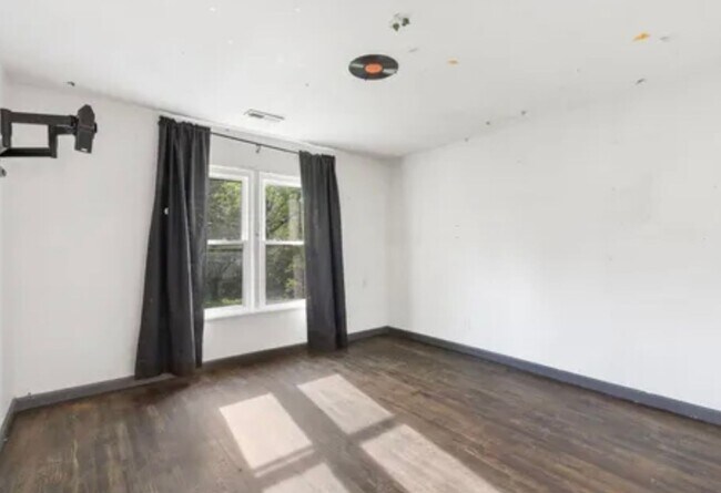 Building Photo - 3 Bedroom | 1 Bathroom | 1 Car Detached Ga...