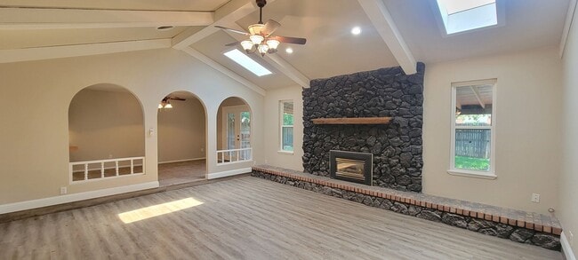 Building Photo - LARGE HOME IN NORTHEAST CLOVIS