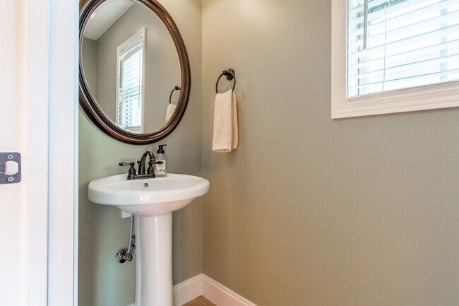 Building Photo - Beautiful 3 Bed/2.5 Bath Home with garage in Jonesborough