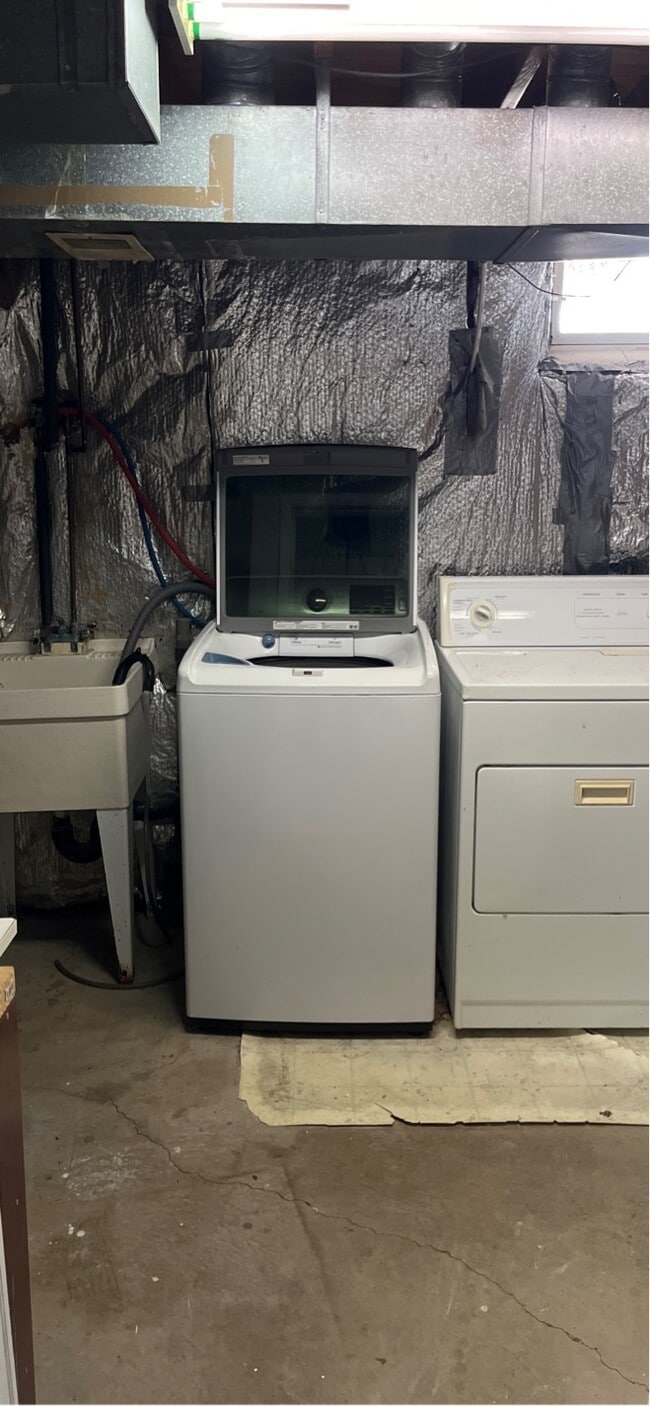 Building Photo - 208 Bonnie Brae Dr