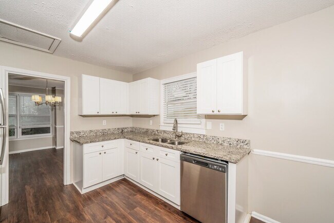 Building Photo - 800 Dunwoody Ln