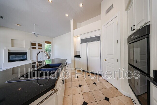 Building Photo - 11050 E Verbena Ln