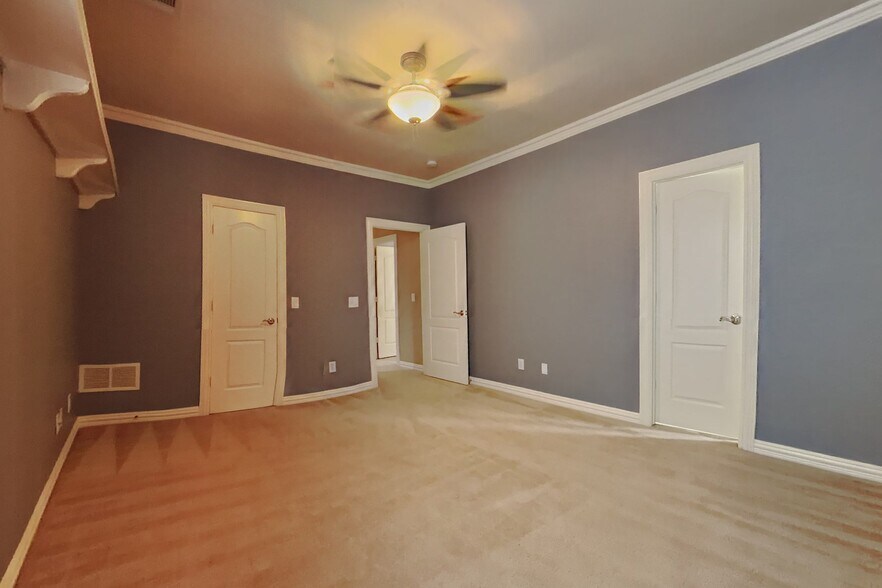 Building Photo - 4020 Oakmeadow Dr