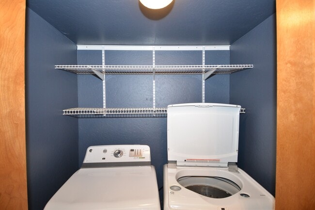 Building Photo - 3 Bedroom Townhome for Rent!