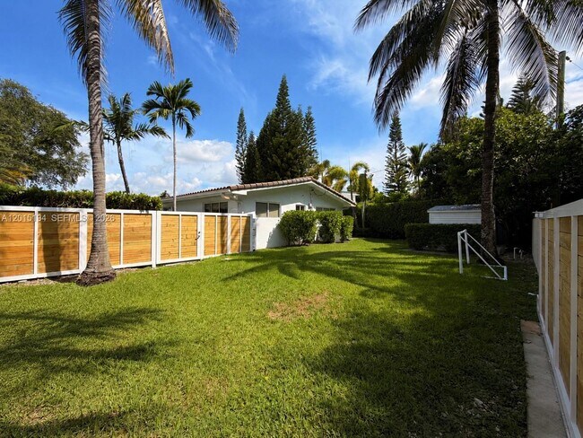 Building Photo - 11445 N Bayshore Dr