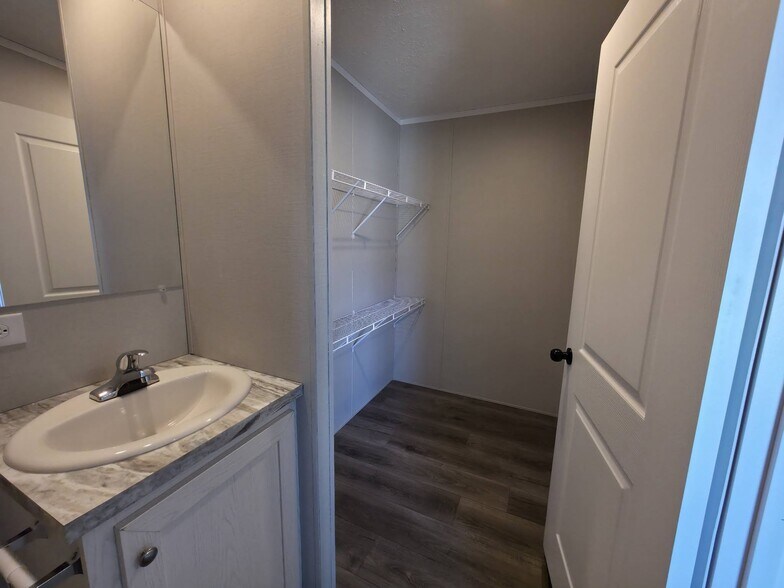 Building Photo - 1404 W Commodore Blvd