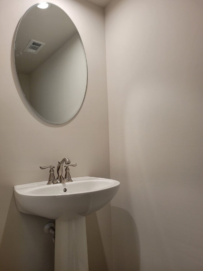 Building Photo - 633 Exmoor Dr