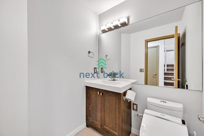 Building Photo - 3 BED & 2.5 BATH FOR RENT