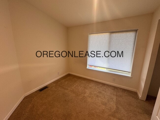 Building Photo - 3 bedroom 2 bath Veneta Home