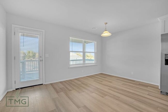 Building Photo - MOVE IN SPECIAL | Walk to Downtown + Moder...
