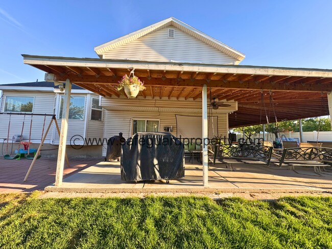 Building Photo - Welcoming Multi-Level Home for Rent in Wes...