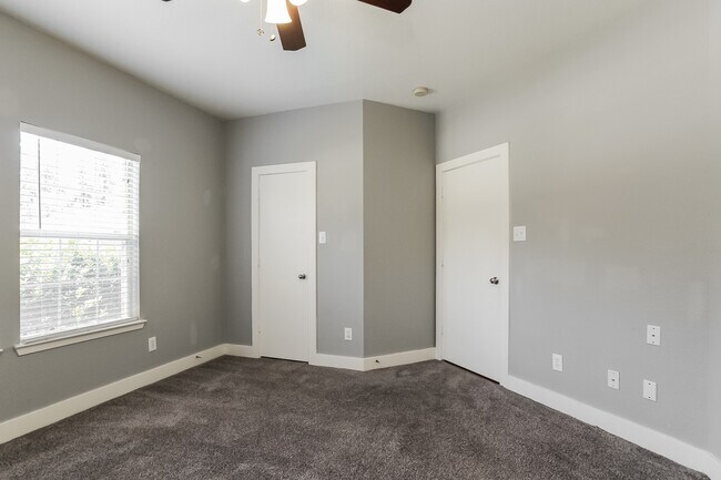 Building Photo - 419 Laurel Sage Dr