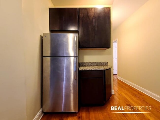 Building Photo - 2 bedroom in CHICAGO IL 60610