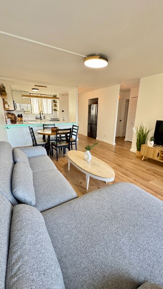 Building Photo - 975 Ala Lilikoi St