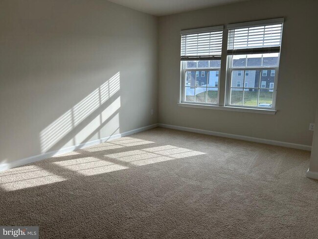 Building Photo - 167 Rae Ct