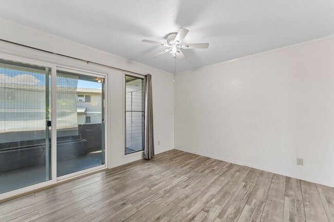 Building Photo - Townhouse with 3 bedrooms / 1.5 bathrooms / 2 assigned parking stalls