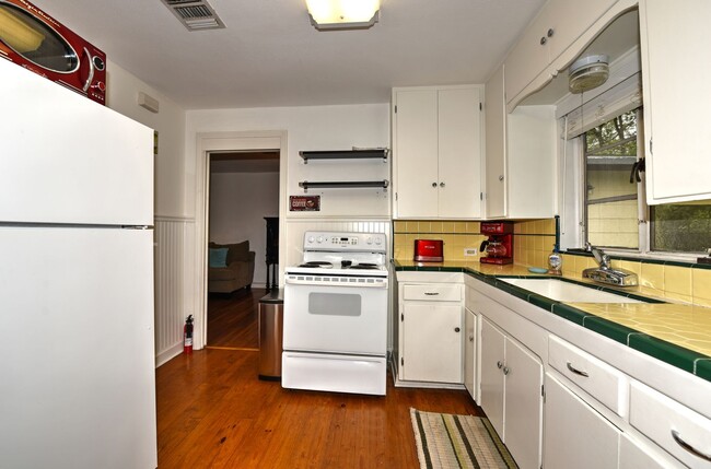 Building Photo - CHARMING DUPLEX: 2 BEDROOMS | 1 BATH | FUL...