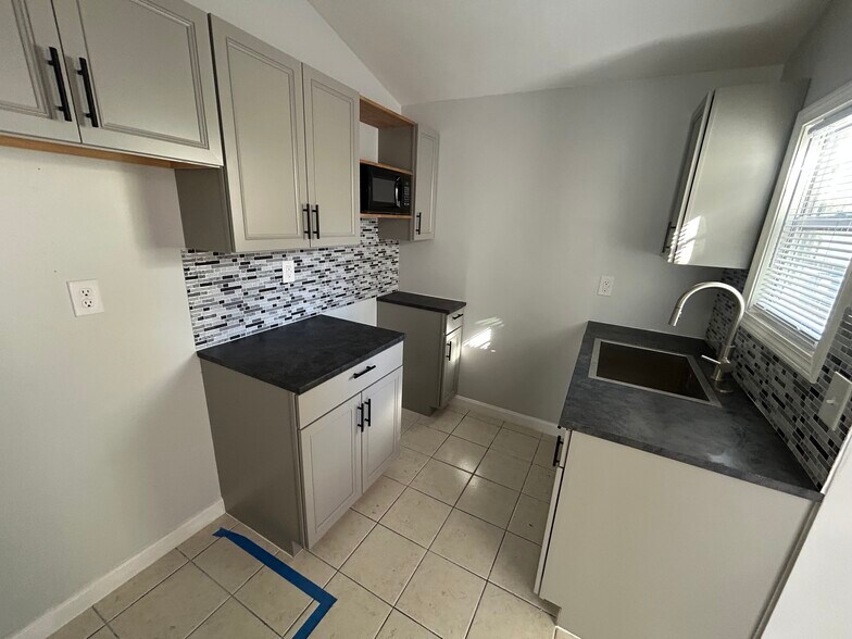 Updated kitchen- New appliances to be delivered 10/20 - 25 Downing St