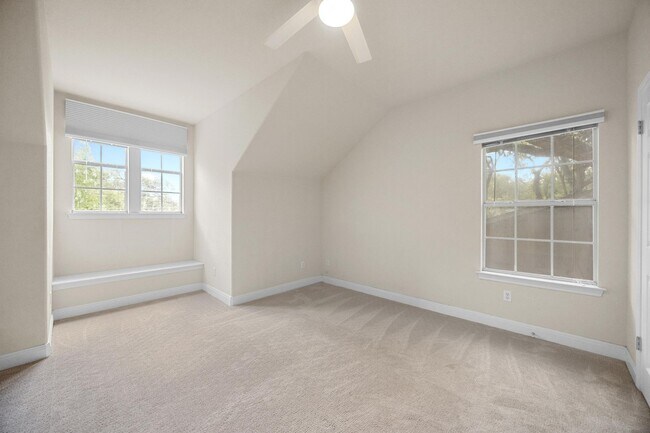 Building Photo - 7 Bed Home for August!