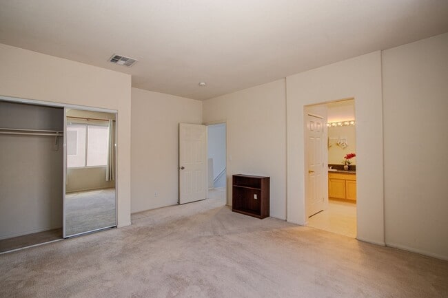 Building Photo - 4 bedroom 3 bath centrally located home