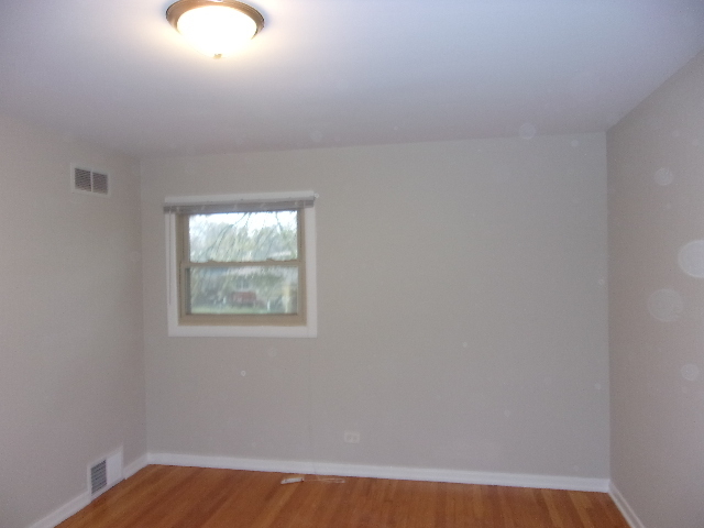 Building Photo - Great 3 bedroom 1.5 bath Tri-level