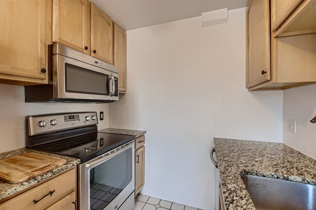 Building Photo - Cozy 1 Bed/1 Bath Near The Heart of Denver!!