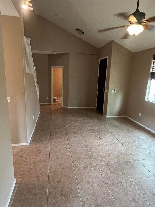 Building Photo - 4-bedroom and loft in the Willows with com...