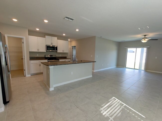 Building Photo - 7115 Samuel Ivy Dr