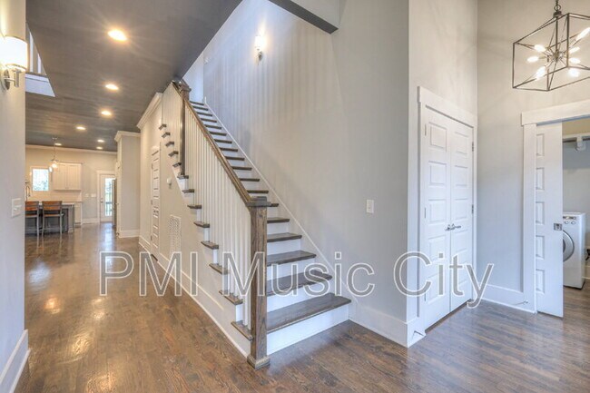 Building Photo - 1537B Battlefield Dr