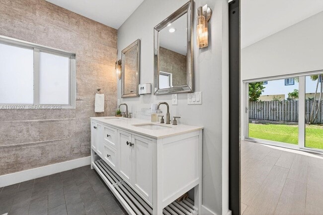 Building Photo - 1126 NE 16th Ct