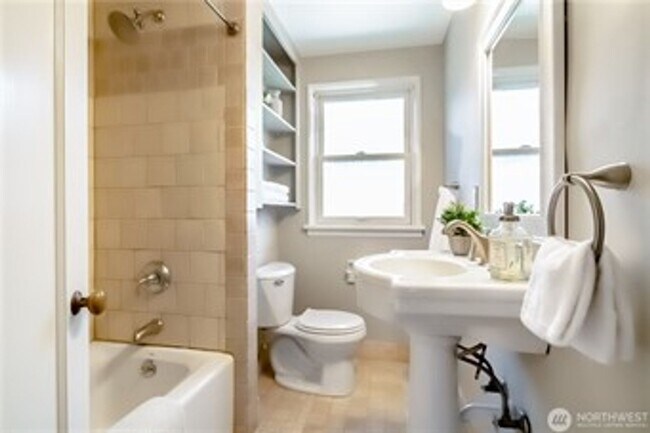 Building Photo - 5Bd/2Ba Seattle Home