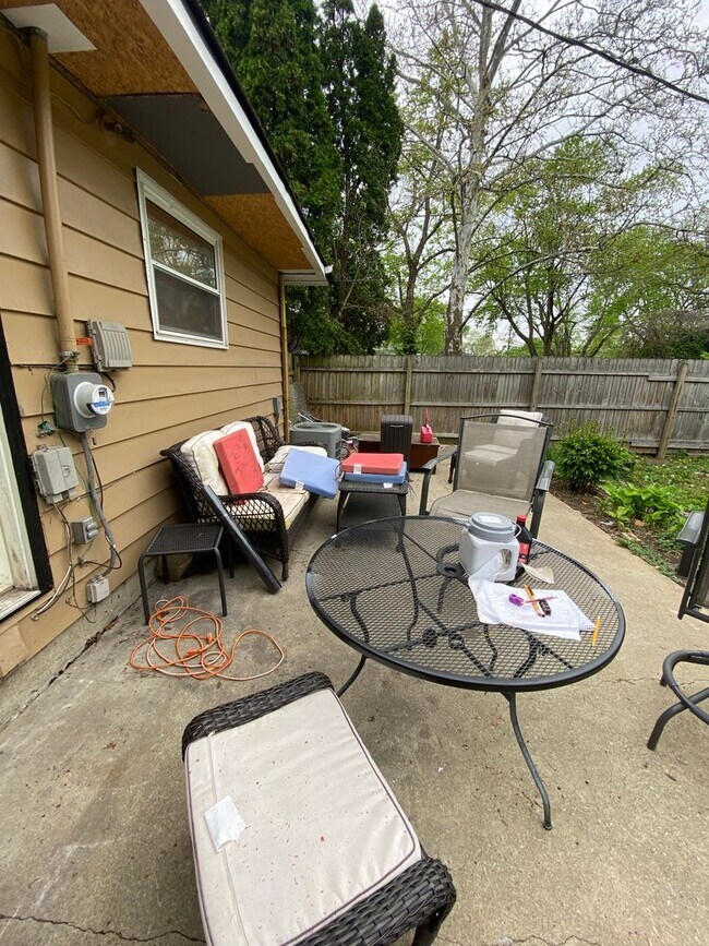 Building Photo - 3 Bedroom Single Family Home with giant ba...