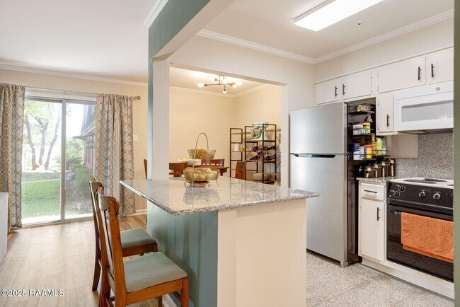 Building Photo - 211 Versailles Blvd