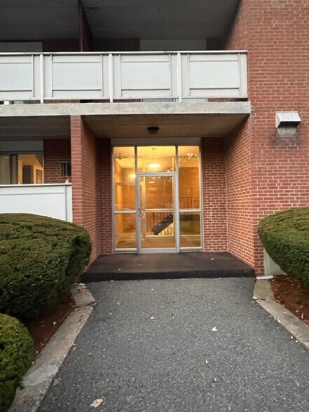 Building Photo - 179 Presidents Ln