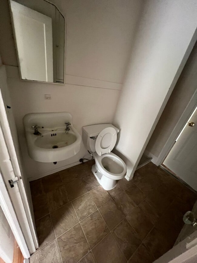 Building Photo - 905 NE Lake St