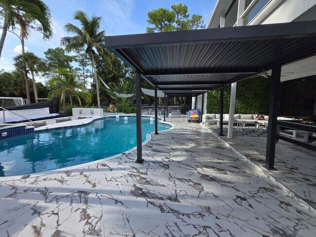 Building Photo - 377 Squire Dr