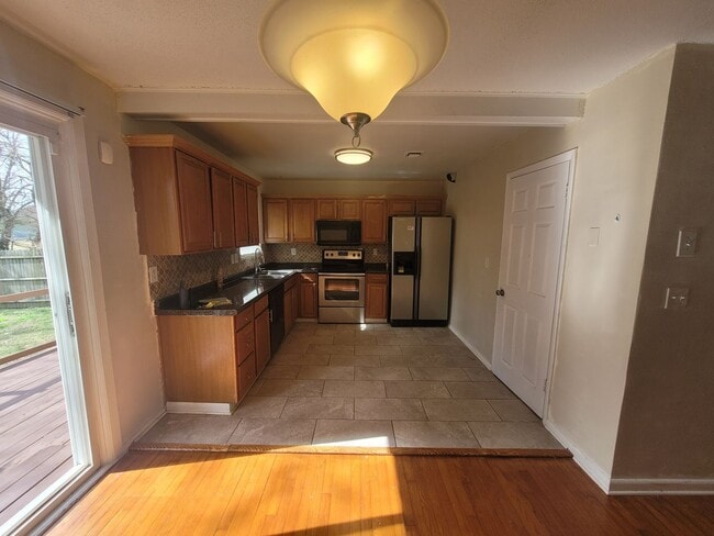 Building Photo - Gorgeous 4 Bedroom Home with Large Fenced Backyard