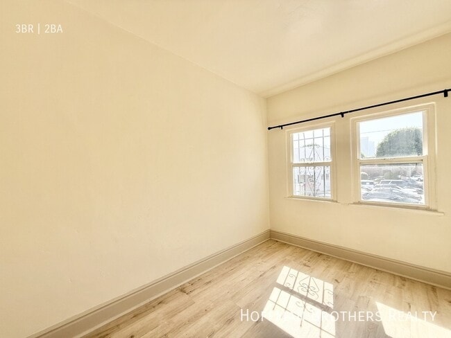 Building Photo - 321 S Reeves Dr