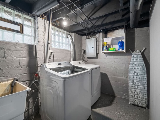 Building Photo - 2010 Chesterland Ave