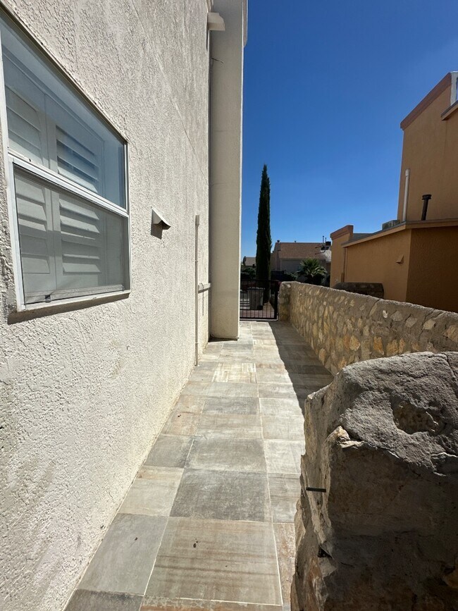 Building Photo - 7461 Plaza Redonda Dr