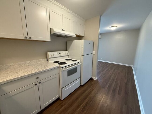 Building Photo - 2 Bedroom Unit was recently renovated. Liv...
