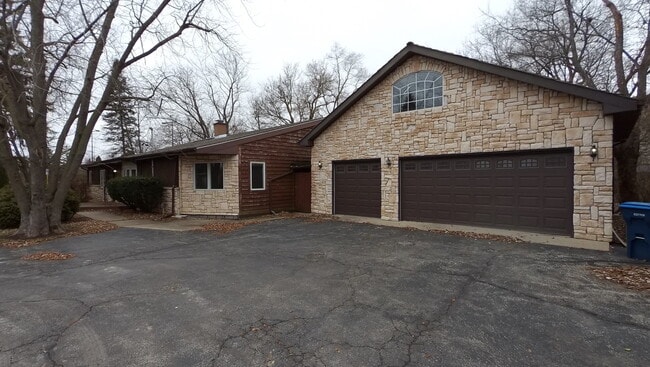 Building Photo - 22940 N Prairie Ln