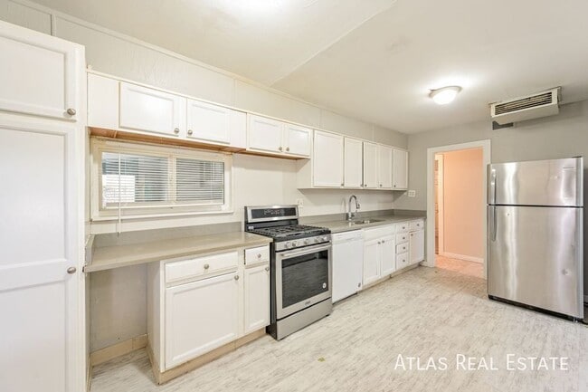 Building Photo - 1092 Worchester St