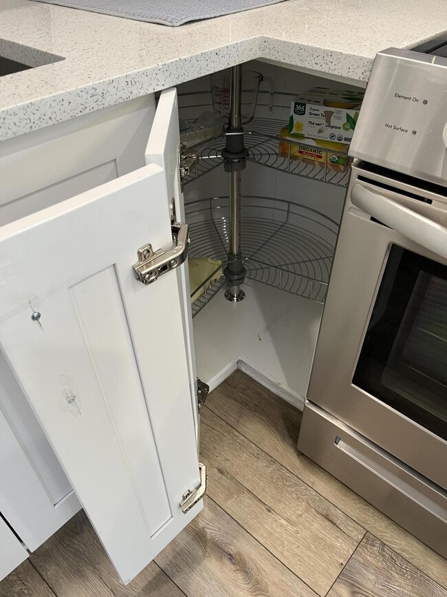 Building Photo - 812 Burgundy Q