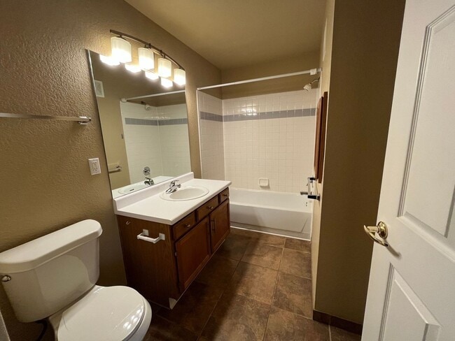 Building Photo - Great Condo Near Campus West